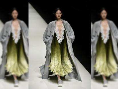 Una modelo presenta una creación del diseñador vietnamita Nguyen Cong Tri durante un desfile celebrado en el ámbito de la Semana de la Moda de Tokio (Japón).