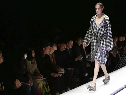 Una modelo luce una creación de la colección Otoño/Invierno 2017-18 de la diseñadora Linda Charoenlab para Asian Fashion Meets TOKYO.