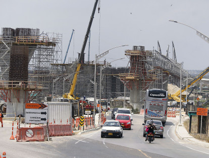 En la iluminación de la estructura de 2,4 kilómetros de longitud, se invertirán unos $29.000 millones. La meta del Instituto Nacional de Vías (Invias) es que el nuevo puente Pumarejo, sea entregado por el presidente Juan Manuel Santos antes de entregar el cargo, el 7 de agosto del 2018.
