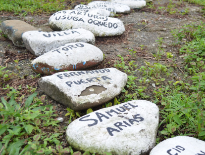 El cementerio tiene piedras que llevan los nombres de las víctimas.