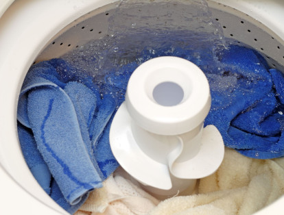Utilice todo el espacio en su lavadora cuando la encienda, así se requerirán menos ciclos por semana y ahorrará más agua.