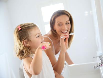 Cierre la llave del lavamanos mientras se cepilla los dientes o se afeita.