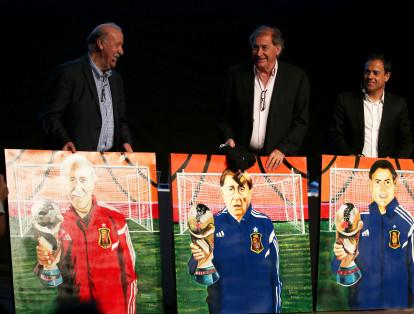 Al cuerpo técnico de la Selección Española de Fútbol, campeona en el mundial de Sudafrica 2010, le fueron obsequiados tres caricaturas en el acto.