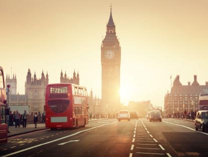Londres, Reino Unido es uno de los destinos de interés más famosos del mundo. Ofrece una amplia variedad para hacer comprar, ya que se pueden encontrar prendas vintage o diseños de pasarela. Además, esta ciudad tiene importantes museos y lugares de interés como el Museo Británico, el Palacio de Buckingham y la Torre de Londres.