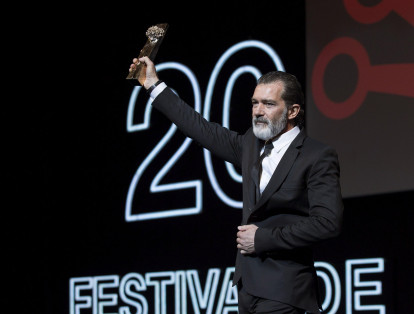 El actor saluda en el Teatro Cervantes de Málaga tras haber recibido la Biznaga de Oro honorífica, en el festival de su ciudad natal.