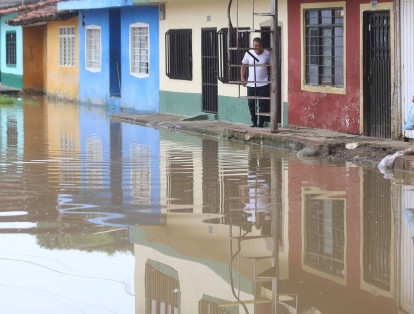 Los altos niveles del río Cauca ya están provocando inundaciones en viviendas de Cali y Candalería. Autoridades piden estar atentos a los niveles del afluente.