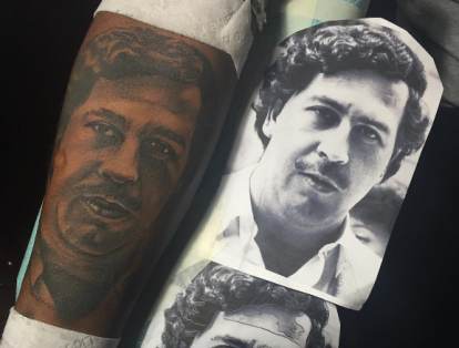 El artista defendió su tatuaje con un mensaje en el que afirmaba que "Pablo alimentó a su pueblo y se hizo cargo de su familia, usted no sabe quién es el verdadero Escobar. Eso es lo que yo representó".