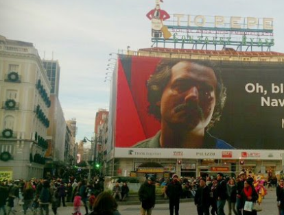 Una valla que promocionaba en Madrid, España la serie 'Narcos' también fue blanco de críticas, ya que esta tenía una imagen del actor que protagoniza al narcotraficante Pablo Escobar y el lema de “Oh, blanca Navidad”, en referencia clara al consumo de cocaína.
