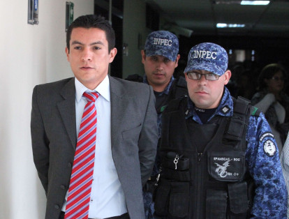 El subteniente del Ejército Raúl Muñoz, fue condenado por el Tribunal Superior de Bogotá a 60 años de cárcel, por la violación y el homicidio de una niña de 14 años, y la muerte de sus dos hermanitos, de 9 y 6 años, en octubre de 2010 en el departamento de Tame (Arauca). Fue el segundo colombiano en recibir la máxima condena por este tipo de delitos.