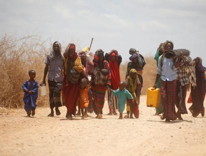 Familias enteras han debido abandonar sus viviendas para buscar zonas con agua potable y sin sequía. La mayoría de los somalíes tienen como destino el campo provisional de Baidoa, al oeste de Mogadiscio.