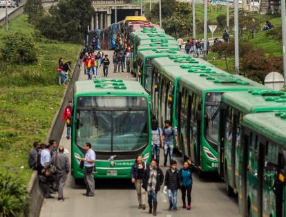 TransMilenio informó que debido a esta situación fueron cerradas 15 estaciones del sistema, que van desde la del Sena, en la avenida Primero de Mayo con carrera 30, hasta San Mateo. Los buses están haciendo retorno en la estación Santa Isabel.