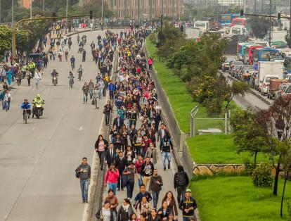 Los ciudadanos se han desplazado a pie más de cuatro kilómetros, que es la distancia que hay entre la estación León XIII (Soacha) y Madelena (Bogotá), en donde se registra alto flujo de ciudadanos a pie.