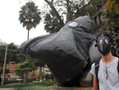 Ambientalistas protestaron en la Plazoleta Botero, donde hay 23 esculturas del maestro Botero, ubicada en el centro de Medellín.