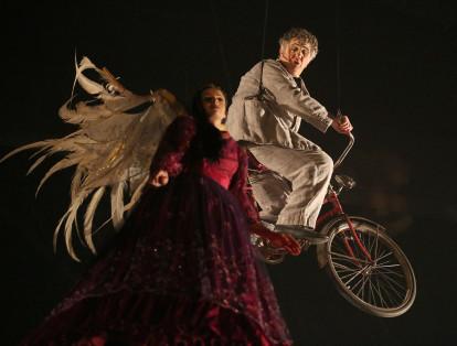Guy Laliberté, creador del concepto del Cirque du Soleil, sigue involucrado en el espectáculo y ofrece ideas nuevas y soporte a las ya existentes.