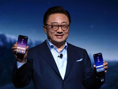 Una de las característica que Samsung espera se convierta en su elemento distintivo, es la nueva y ampliada pantalla, que se extiende por la práctica totalidad de la cara frontal del aparato, e incluso a través de sus bordes curvados.