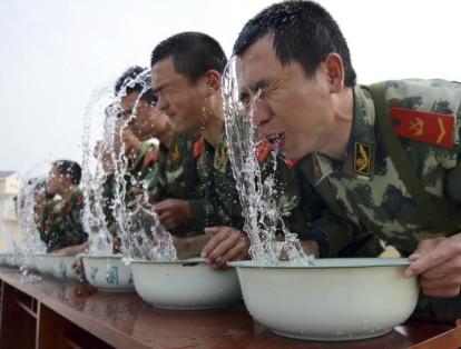 Los soldados son sometidos a sesiones de respiración bajo el agua para resistir a la tortura.