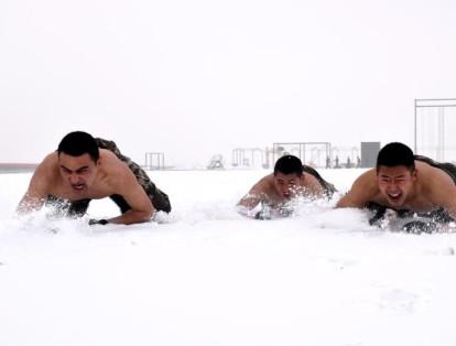 En invierno los soldados fueron sometidos a rigurosos ejercicios en la nieve para medir su fortaleza.
