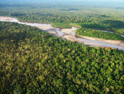 El Río Amazonas mide aproximadamente 6.750km de largo y está alimentado por cerca de 1.100 afluentes entre los cuales se destacan los ríos Purús, Madeira, Tapajós y Xingu. El Araguaia y el Tocantins, si bien hacen parte de la cuenca, no son afluentes del Amazonas.