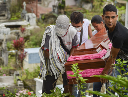Familiares de  Deisy Rosero, de 26 años, cargan su feltro durante su funeral en el cementerio de Mocoa, Putumayo, después de la tragedia.