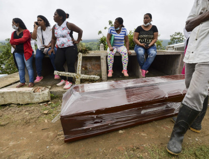 Familiares de Anderson Guerrero  de 21 años, permanecen a la espera para enterrarlo en el cementerio de Putumayo, después de la avalancha.