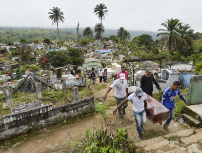 Familiares de Anderson Guerro cargan su feltro rumbo al cementerio en Mocoa