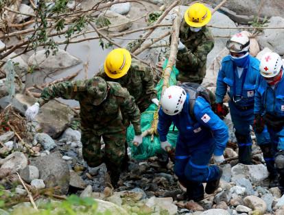 Miembros de la Cruz Roja y el Ejército de Colombia recuperan un cuerpo hoy, lunes 3 de abril de 2017.