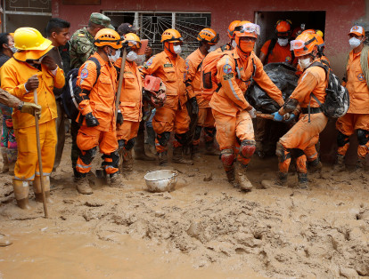 Rescatistas buscan sobrevivientes tras la tragedia en Mocoa