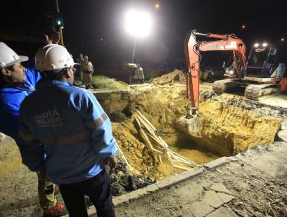 Tras descubrirse que el hueco apareció por al filtración de agua de una tubería del Acueducto de Bogotá, comenzó la reparación.