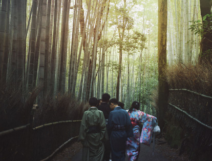 Niños disfrazados con kimonos visitan los jardines de Arashiyama en Kyoto, Japón.