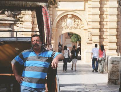 A la espera de un turista a la espera de carruaje para visitar la ciudad amurallada de Mdina en Malta.