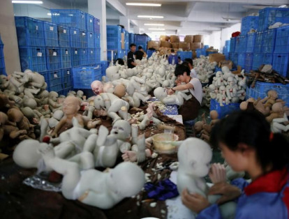 Las empresas dedicadas a la manufactura de juguetes es un fuerte en China. En la foto los trabajadores de ‘Jinhua Partytime Latex Art and Crafts’, en Jinhua, Zhejiang.