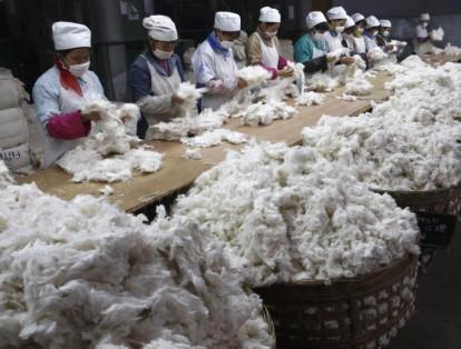 Los textiles también son un fuerte industrial. En la foto los trabajadores preparan el algodón para la elaboración de textiles.