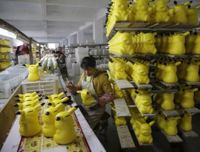 Muchos de los productos tienen acabado a mano lo que hace que las horas de trabajo sean casi interminables. En la foto una mujer pinta a mano alcancías del personaje de anime Pikachu en una fábrica de la provincia de Fujian.