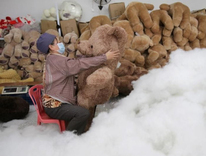Las empresas se distribuyen a lo largo del país. En la foto una mujer rellena un oso de peluche en una fábrica en Wuhan, en la provincia de Hubei.