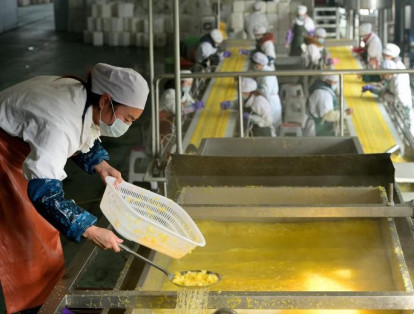 Algunos de los productos alimenticios que consumen los habitantes chinos salen de mega fábricas que tienen la capacidad de producir toneladas de productos cada día.