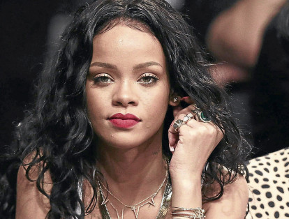 Rihanna ha reconocido en varias entrevistas que el entorno en su casa era complicado. Su padre, alcohólico y adicto a las drogas, tuvo varios incidentes con la cantante.