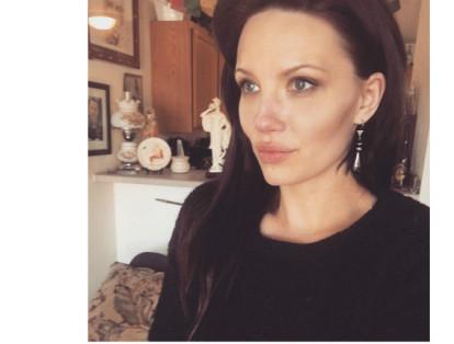 Baizen tiene 33 años, 8 menos que Angelina Jolie, es madre de dos hijos y vive en Wisconsin, Estados Unidos.