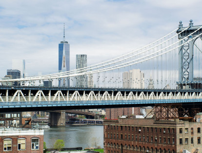 DUMBO es un acrónimo de Down Under the Manhattan Bridge Overpass, es un barrio del distrito de Brooklyn que es famoso en Nueva York porque tiene las mejores vistas de Manhattan y del puente de Brooklyn.