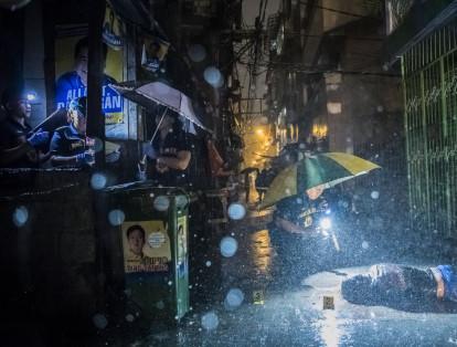 El premio le fue otorgado por la serie de fotografías que publicó en The New York Times sobre las víctimas de la guerra contra las drogas desatada el año pasado en Filipinas tras la llegada al poder del presidente, Rodrigo Duterte. Berehulak.
