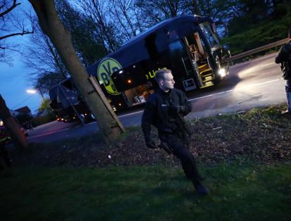 Las autoridades alemanas informaron que junto al autobús del equipo de fútbol alemán se produjeron "tres explosiones".