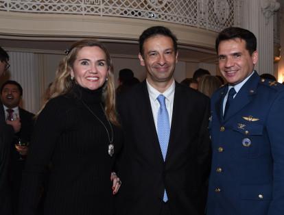 Mónica Ochoa y el Coronel Juan Carlos Rueda.