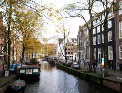 Los canales y construcciones medievales lo hacen uno de los destinos más apetecidos de Europa. La bicicleta es uno de los recomendados para conocer las ciudades.  Para los amantes del arte, los imperdibles son los museos Van Gogh y el Rijksmuseum.
