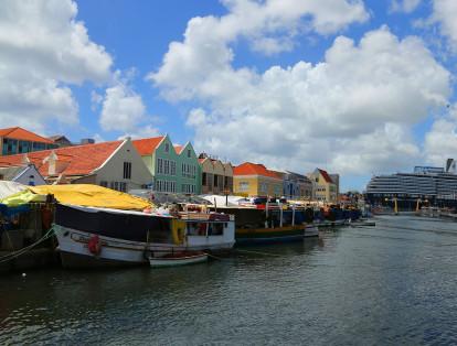 Imponentes cruceros embarcan en el puerto de Willemstad, donde cientos de turistas se preparan para vivir la experiencia de su vida.