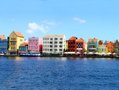 Por donde se vea, Curazao es una isla que asombra por su arquitectura y tradición europea Willemstad se erige ante la mar, orgullosa de ser Patrimonio Cultural de la Humanidad por la Unesco.