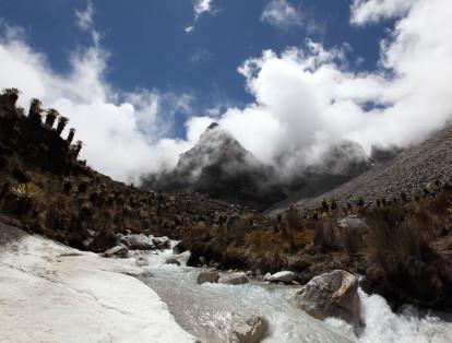 Una de las cientos de cascadas que corren desde los picos nevados; de fondo la pared oriental del pico nevado Ritacuba Negro.