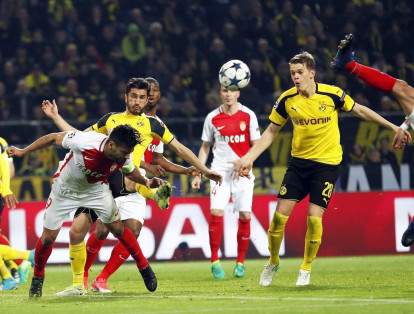 Balón disputado por los jugadores del Borussia Dortmund y Mónaco