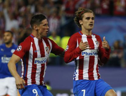 Antoine Griezmann celebrando el gol de la victoria junto a Fernando Torres.
