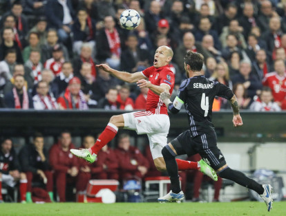Arjen Robben disputando una pelota contra Sergio Ramos.