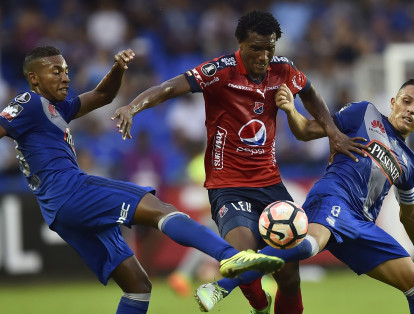 Didier Moreno de Independiente Medellín disputando un balón contra Preciado y Marcos Mondaini