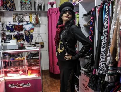 Salir al convulsionado centro de Bogotá con tacones, falda y maquillaje requiere valentía y seguridad. Dejar salir del closet al travesti que se viste de traje, overol y jeans es, según Katherine “un momento de completa plenitud”.